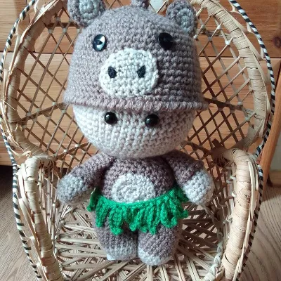 Amigurmi doll in monkey outfit 3