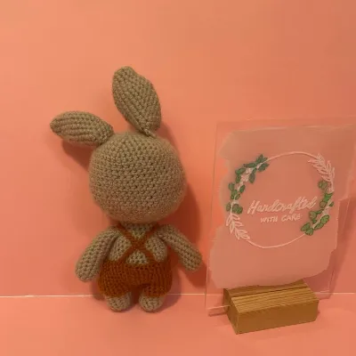 Crochet bunny in overalls 3
