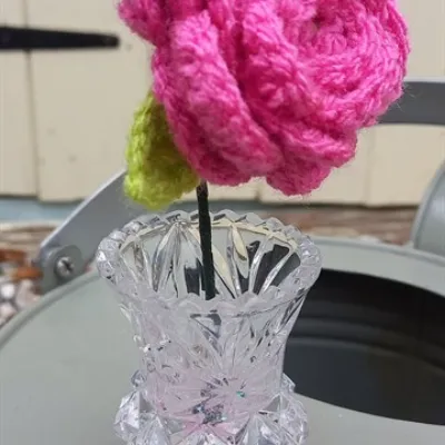 Crochet hot pink rose in crystal cut vas 2