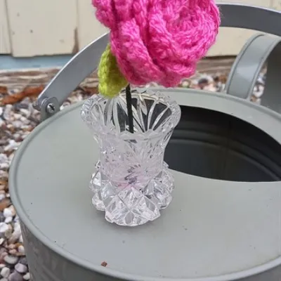 Crochet hot pink rose in crystal cut vas 3