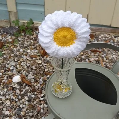 Daisy crochet immatation flower in cryst 1