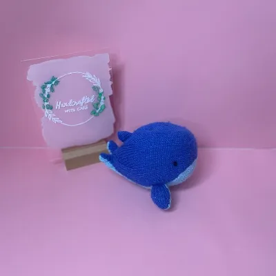 Knitted whale toy 1