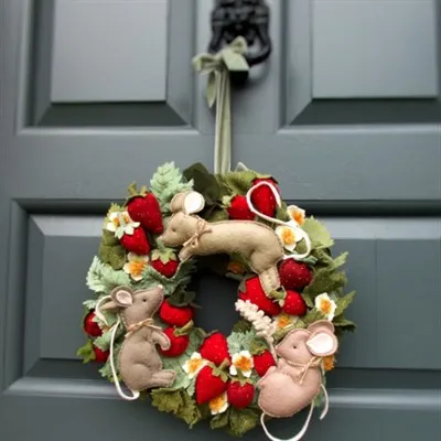 Strawberry Thieves Summer Wreath Pattern