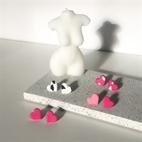 A R I heart studs