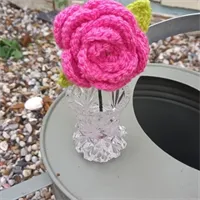 Crochet hot pink rose in crystal cut vas 1